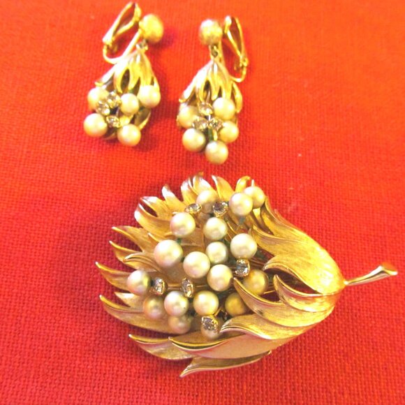 VINTAGE  ANTIQUE GOLD LEAF  BROACH AND CLIP EARRINGS- PEARLS RHIESTONES MINT - Picture 2 of 16